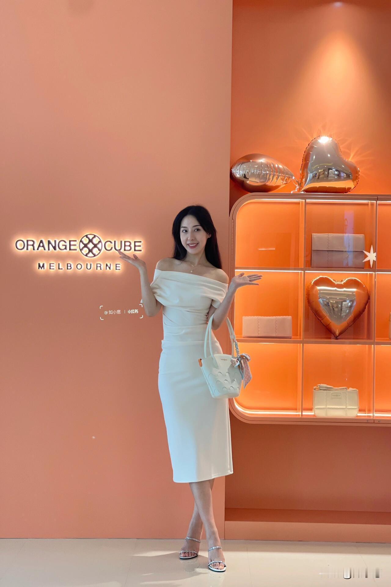 温柔优雅的气质，金项链点缀，尽显精致美感。