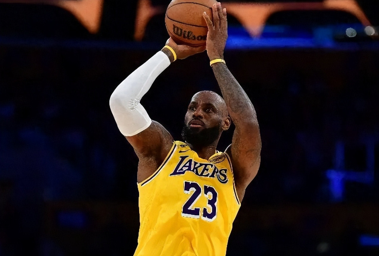 詹姆斯确实应该这么打，输掉的比赛都有一个特点詹姆斯想更多的参与进攻。但是投篮