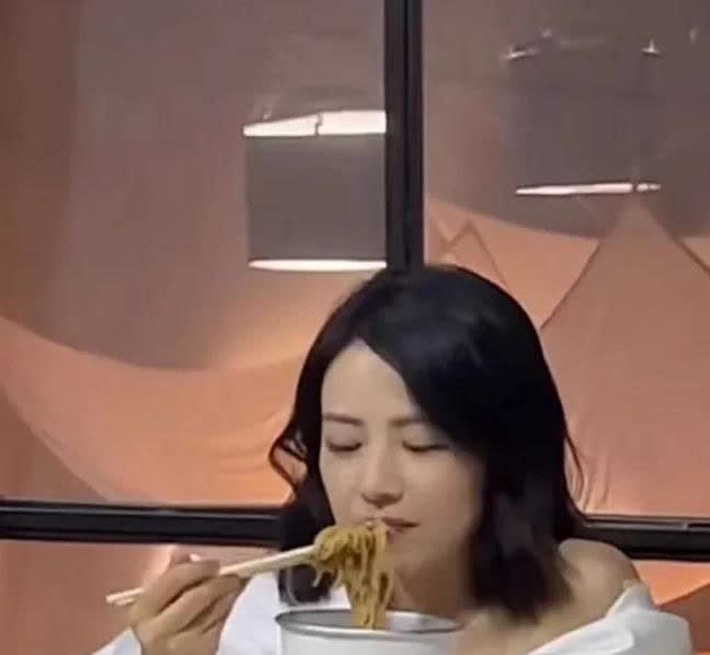 高圆圆吃泡面被拍，舔嘴嗦面毫无女神包袱，抬头一瞥直接封神