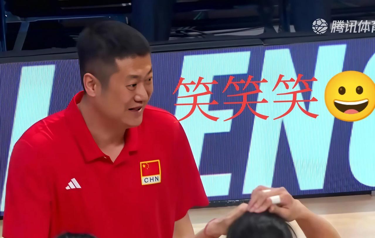 赵勇教练的微笑，难得一见！原来比赛中，首局面对裁判的不利判罚，赵勇教练没有发怒