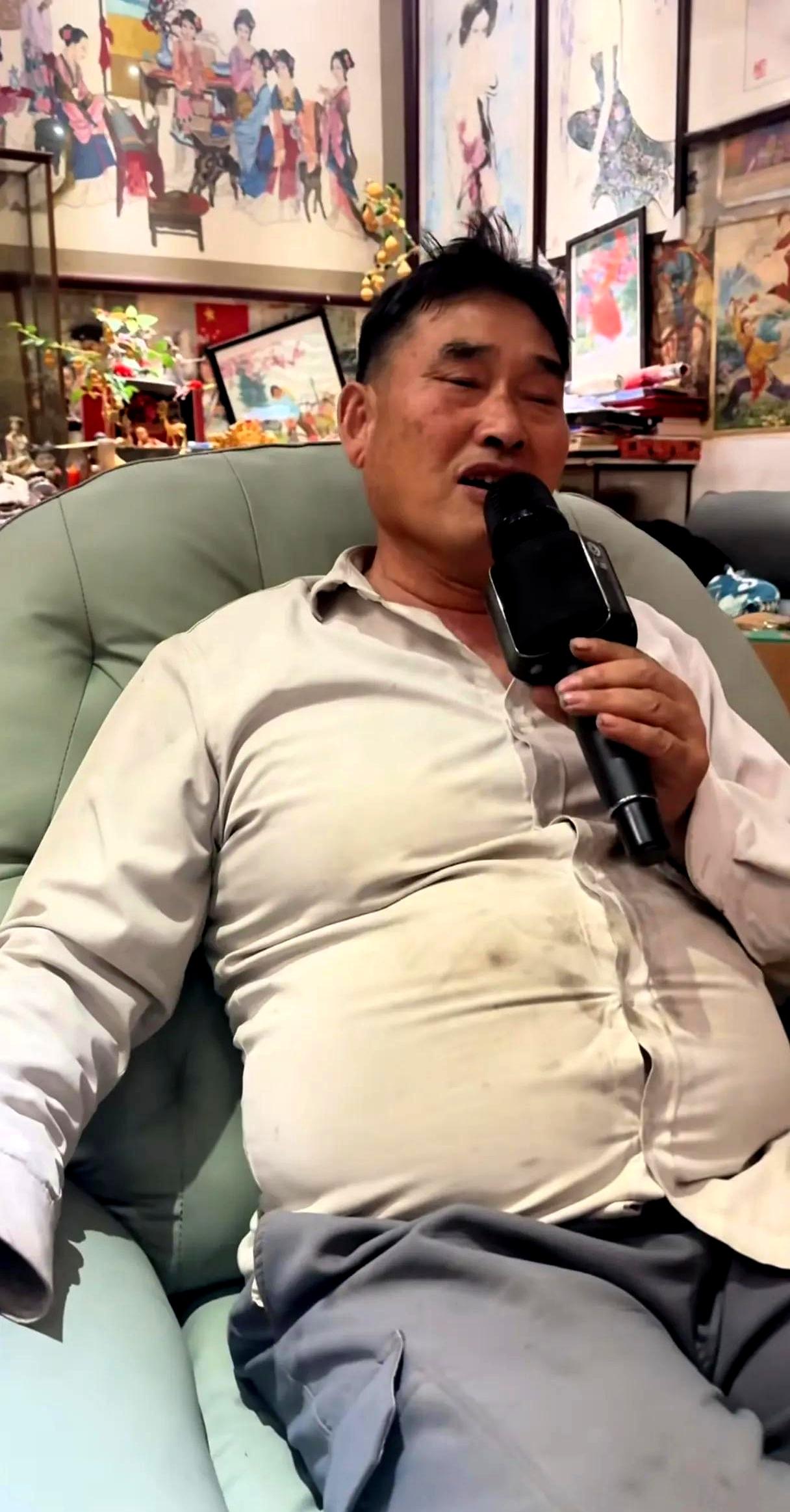 大衣哥现在早就不是普通人了，身家上去了，日子也过得不差，可有些习惯还是一点没变。