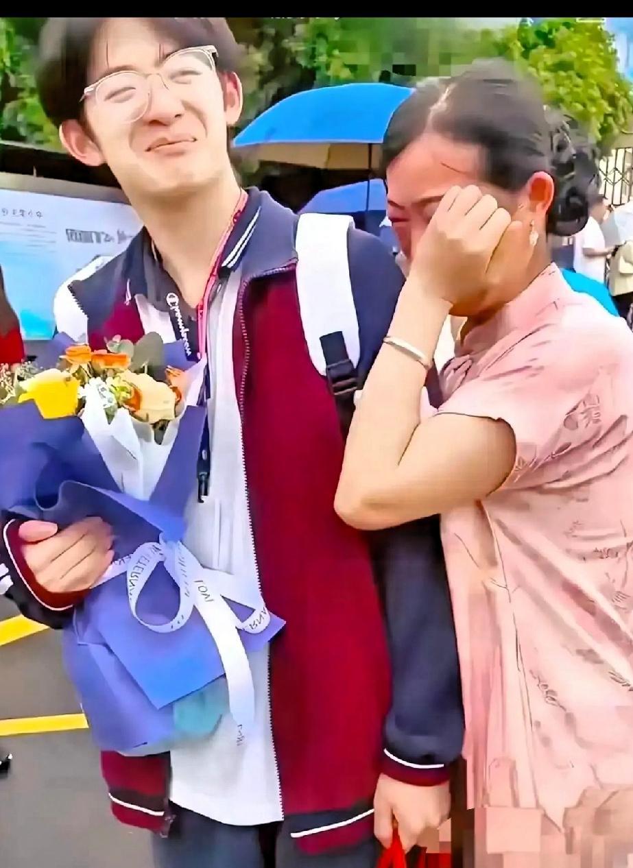 小姨哭是因为替他她姐姐完成了使命，孩子笑是因为在小姨身上得到了母爱！男孩3岁妈