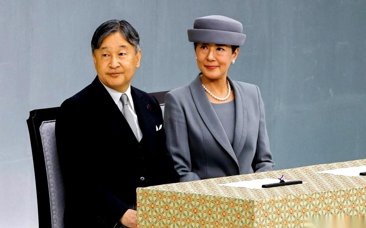 日本天皇家的事，最近闹得有点离谱。一帮政客，放着天皇自己的亲女儿不让继位，非要