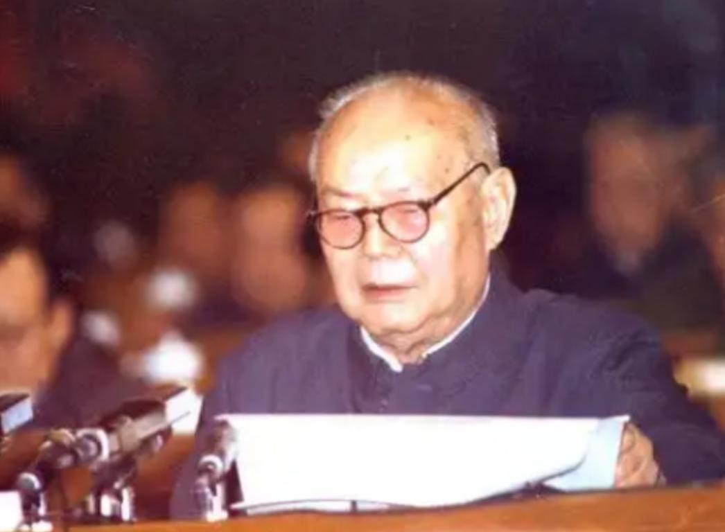 1976年毛主席离世后不久，叶剑英开始频繁搬家，刚入住不到30分钟，就要搬走，去