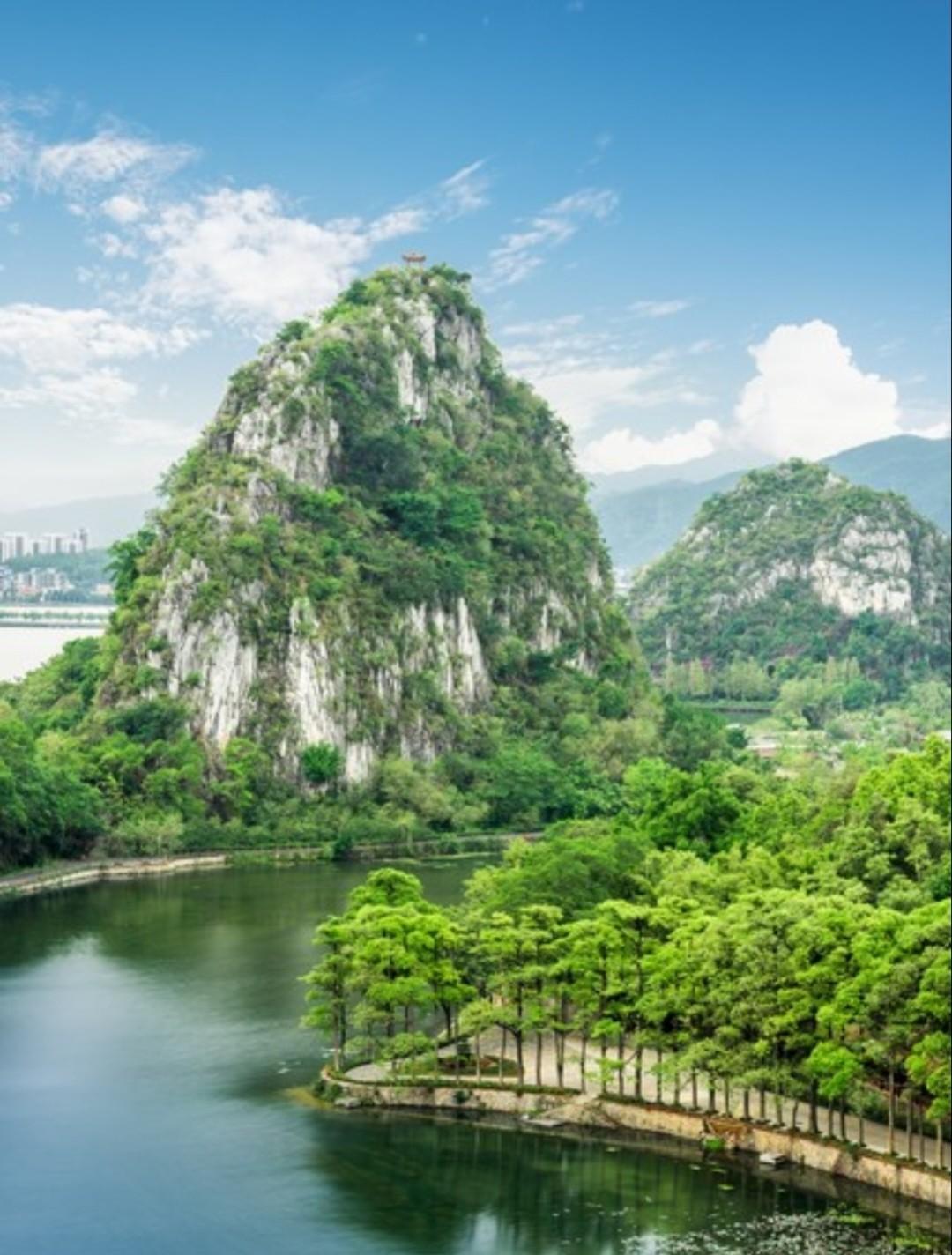 我现在是个香饽饽，老公和父母都抢着要我陪。下午四点钟，我背上包包，拿上绿壳鸡蛋