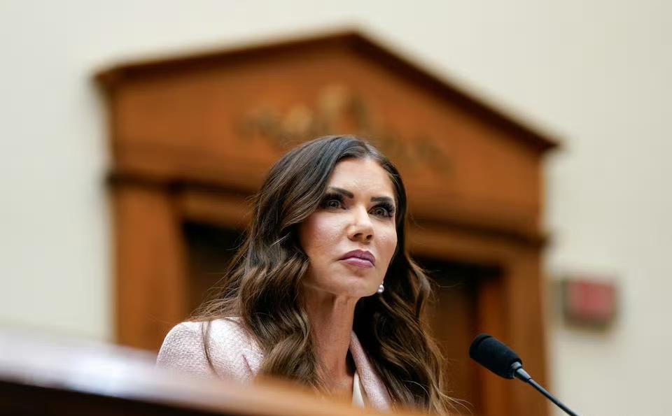 美国土安全部部长克里斯蒂·诺姆今日早些时候辞职。特朗普任命俄克拉荷马州参议员马