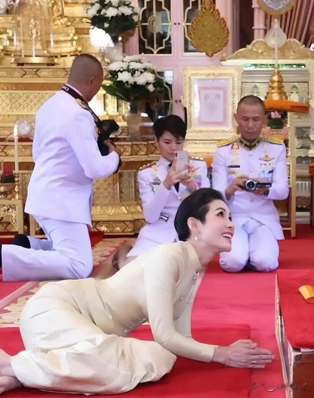 她只用了一套衣服，就让整个后宫的规矩成了笑话。最新宫廷贺岁照里，欧命妇身上那件