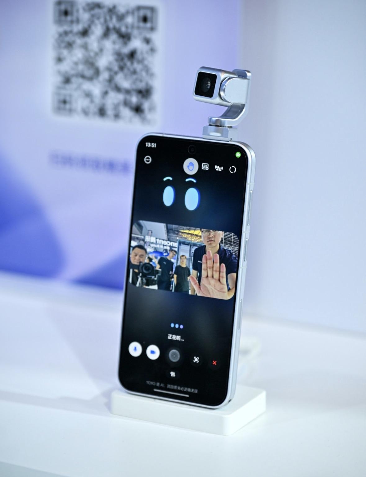 荣耀RobotPhone一出手直接闪耀全场，颜值和拍摄体验直接拉满2026