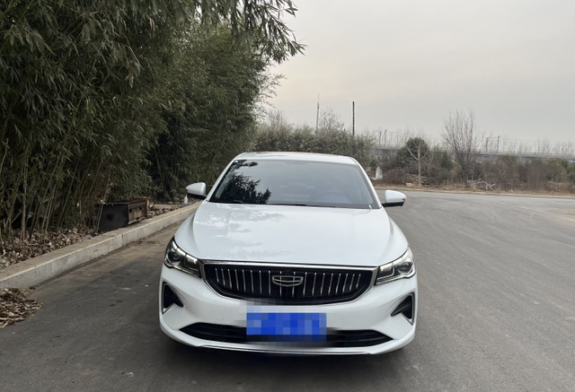 车子已经开了两万多公里了方面表现都还是挺不错的，在油耗方面表现也还可以，正常的