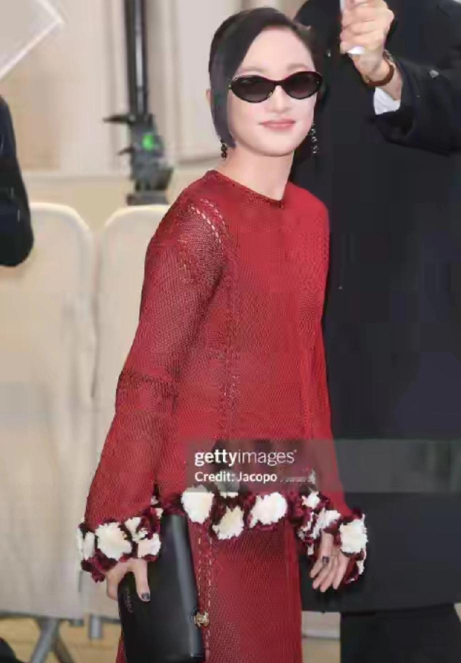 巴黎时装周星光熠熠，巨星权志龙色彩穿搭成典范，梁朝伟刘嘉玲夫妻档保暖又时尚。