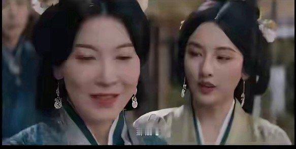 《折腰》原著丁夫人把小乔，乔慈视若亲子。丁夫人是乔越的正室夫人，也是列候出身，丁