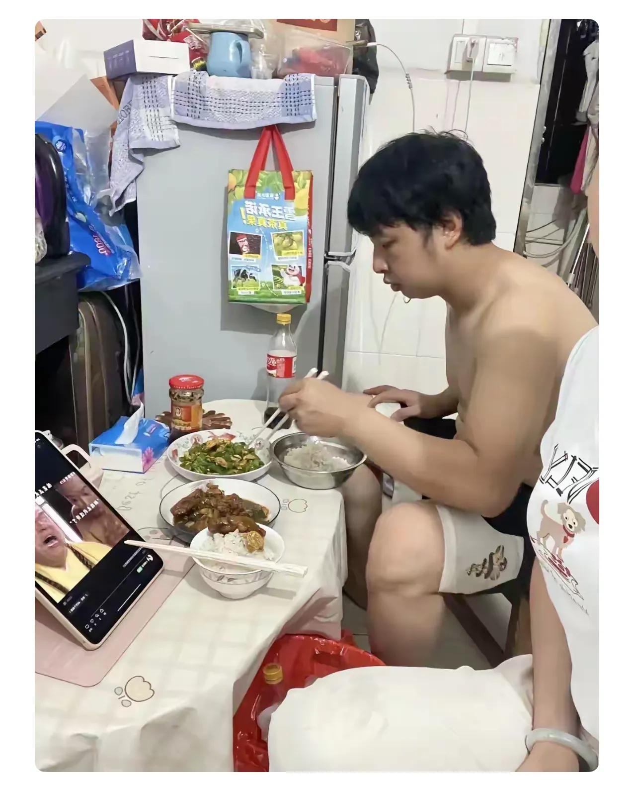 再也不劝儿子结婚了！我儿子今年32岁，每月挣7000多块钱，在我的影响下他结