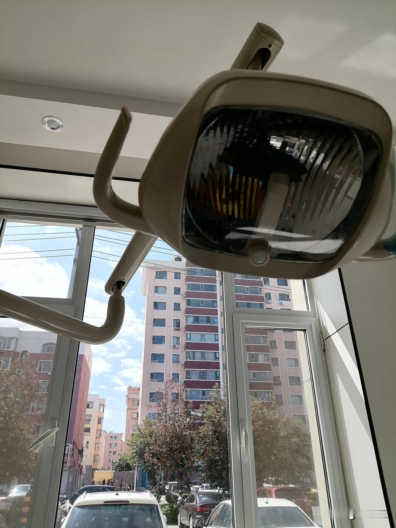 我在牙科医院治牙，在等待医生。昨天下午，我到医院来检查，觉得这家医院还行，以