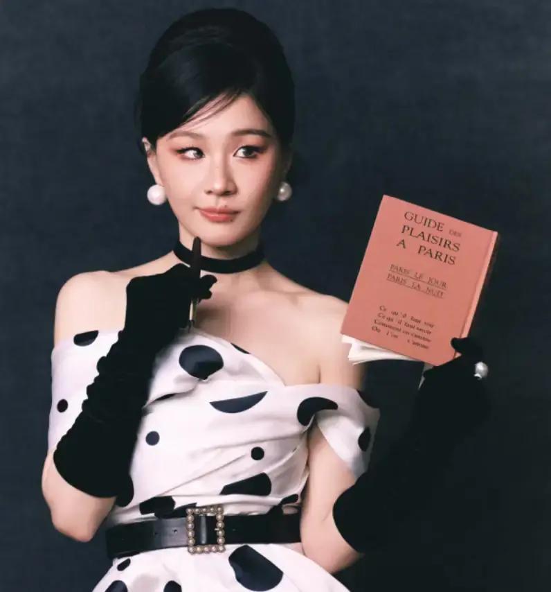 别可怜金靖“随不起礼”。她撕开的是娱乐圈最隐秘的规则。你看到的，是她调侃自