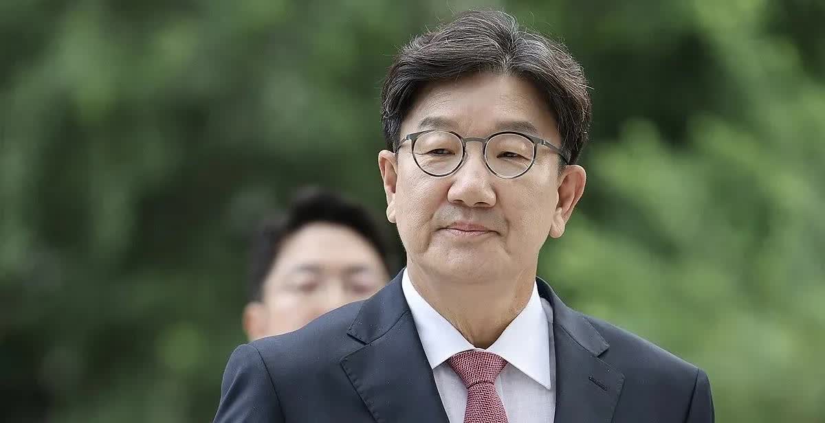 28日韩国国民力量党前院内代表权性东因涉嫌就统一教不正当请托，被特检组申请逮捕，