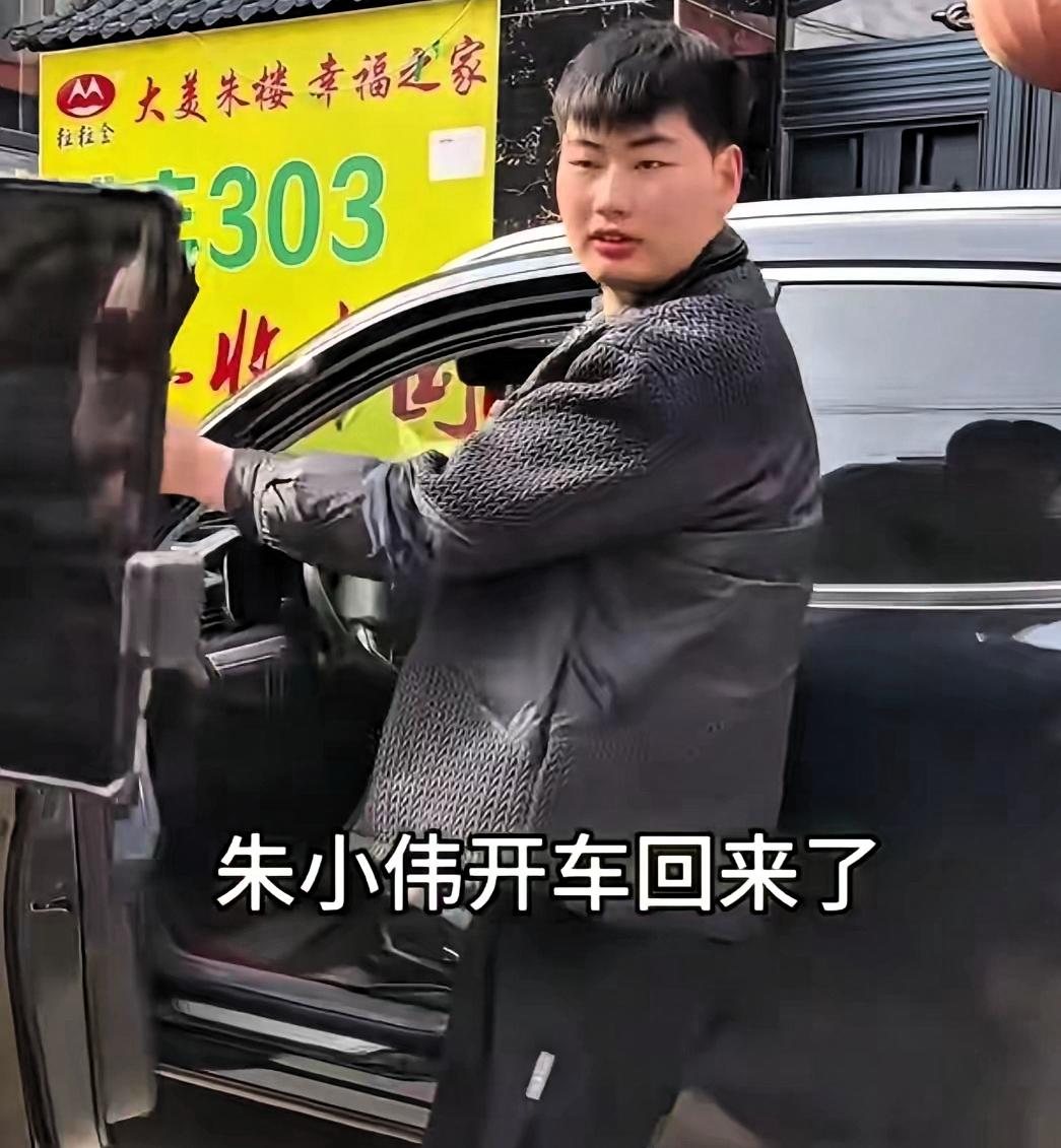 很多人不解大衣哥朱之文，为何一直不鼓励儿子朱小伟外出打工。其实大衣哥心里一直很清