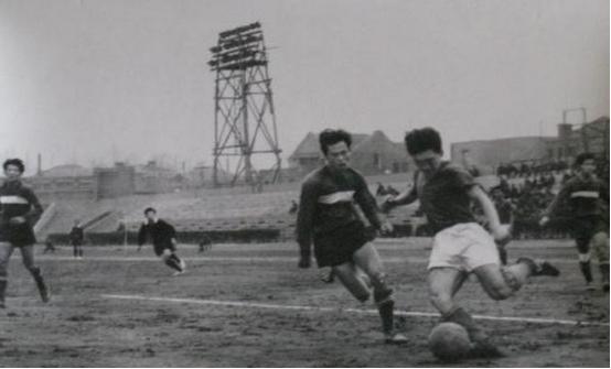 国足早该推倒重来了！回望1964年，国足在北京工体0比2输给巴基斯坦，贺龙当场拍