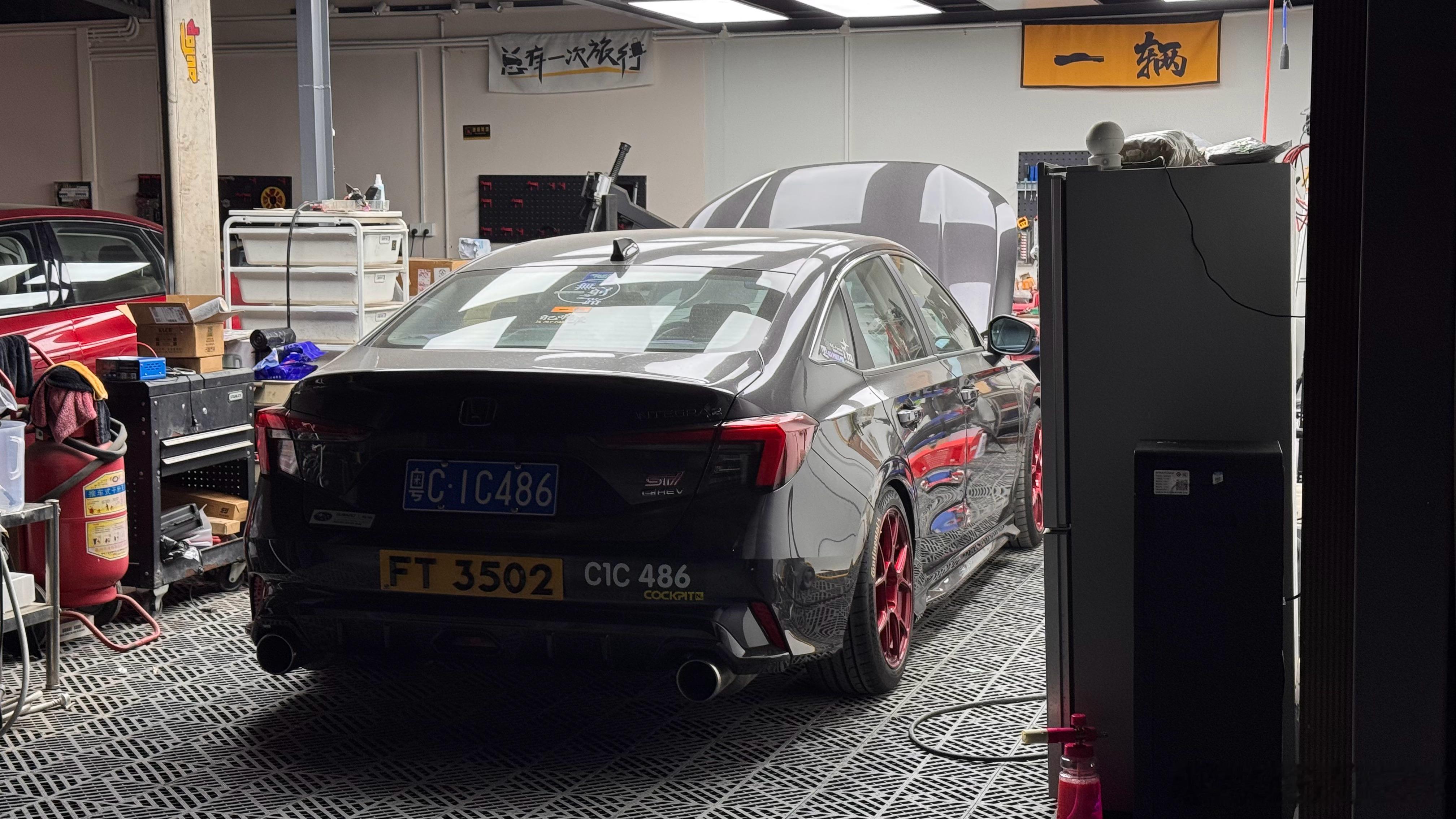 大费周章拆完前后杠，终于把车牌装好了车尾效果还ok，车头仍然没头绪怎么装如果是自