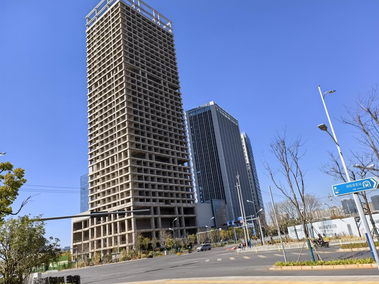 这个是俊发最高的现成的烂尾楼，有一百二十多米，三十来层高了，在螺蛳湾这边，都已经