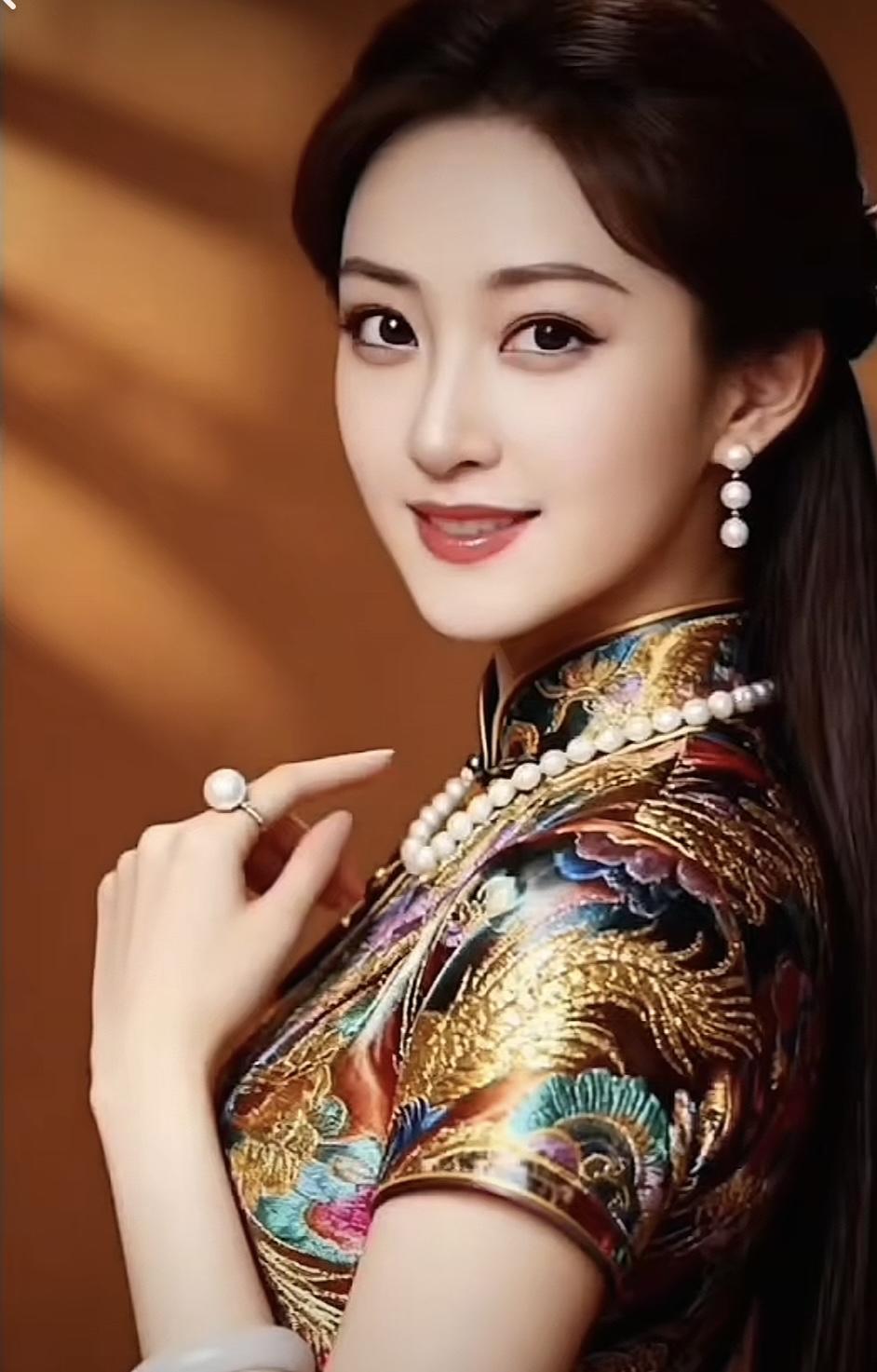 七绝•《赞-如画》文/熏墨笑靥明霞映颊红，眸光湛湛似星融；语柔偏惹心弦动