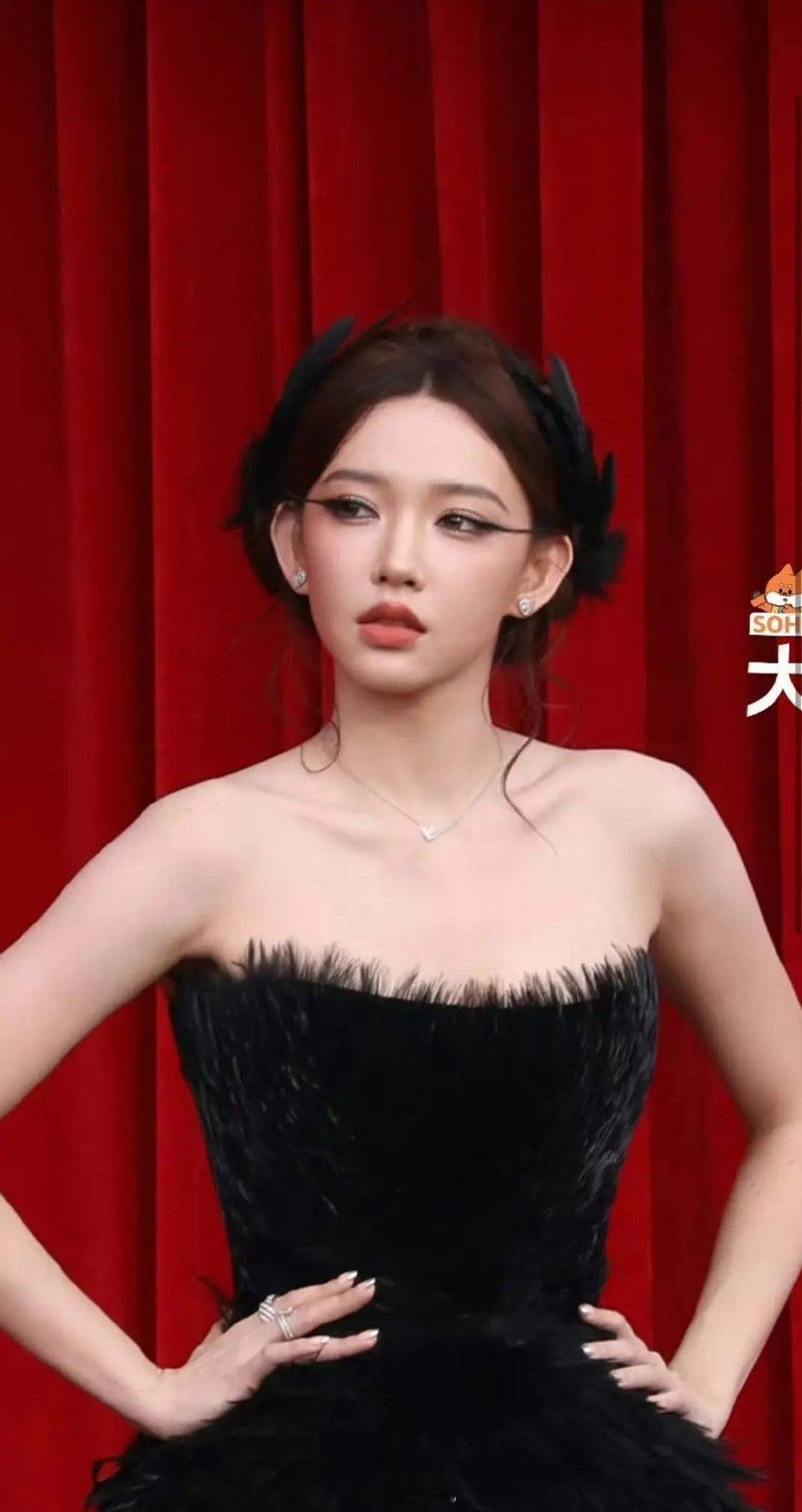 程潇的化妆师看到这大睫毛不会想笑吗​​​
