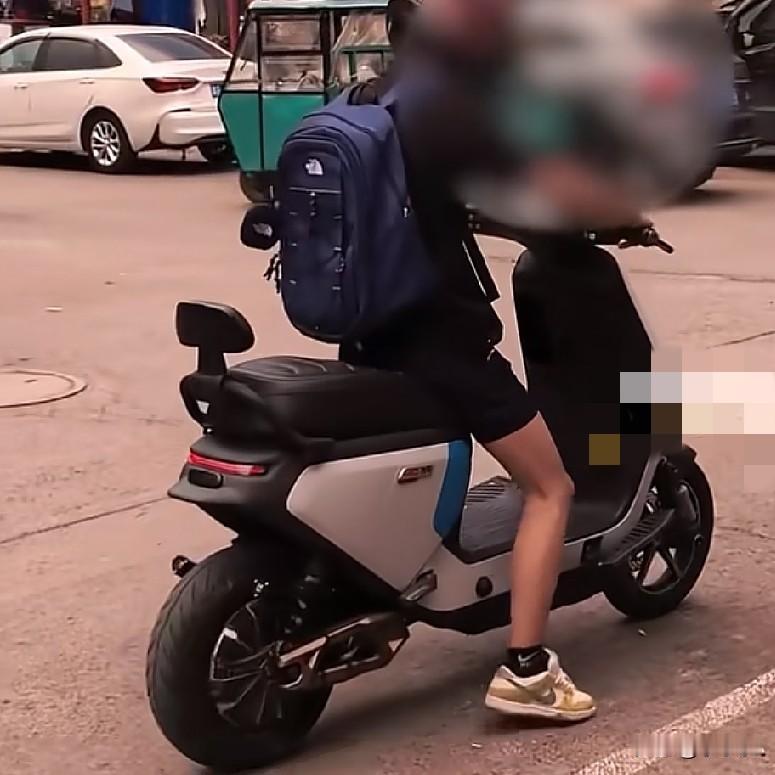 7月23日，河北张家口，一男子买电动车要求试车，将手机留在电动车店里充电，谁知男