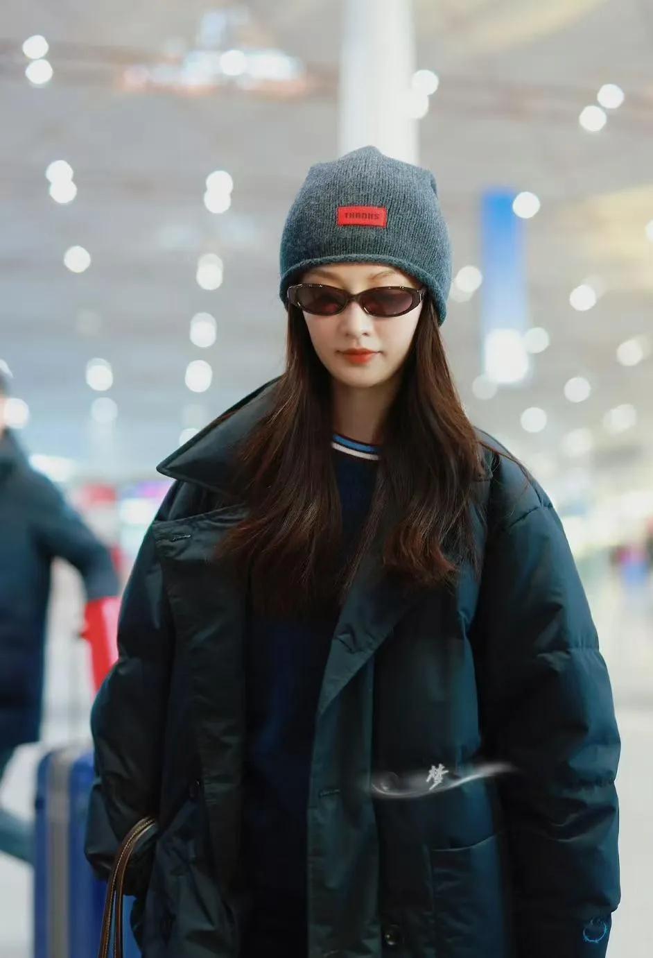李沁的机场穿搭，是普通人的冬日模板李沁这波机场私服真的赢麻了！一件超