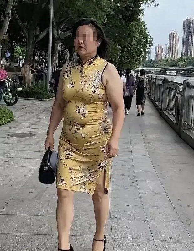 上周在小区花园遛弯，碰见一位阿姨穿明黄碎花旗袍，脚踩尖头细高跟，腰板挺得笔直，五