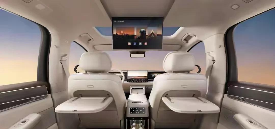 我刷到一张车圈的薪资表，群里好几个人在转。小鹏人均47.85万，蔚来46.2