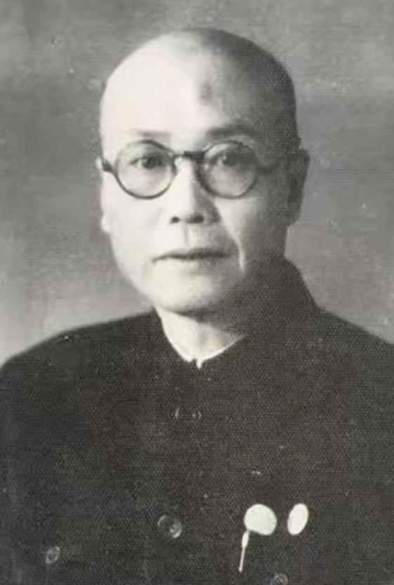 1946年，地下党员吴群有一个国军中将父亲，这日他接到上级命令，前往一处秘密联络