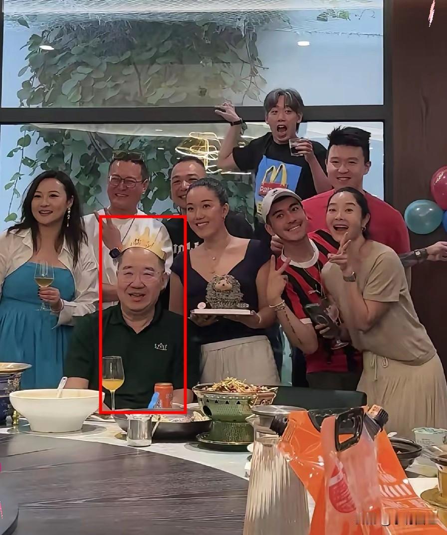 英达这下笑不出来了，不是他又离婚了，而是他办66岁寿宴，大儿子巴图没到场，2