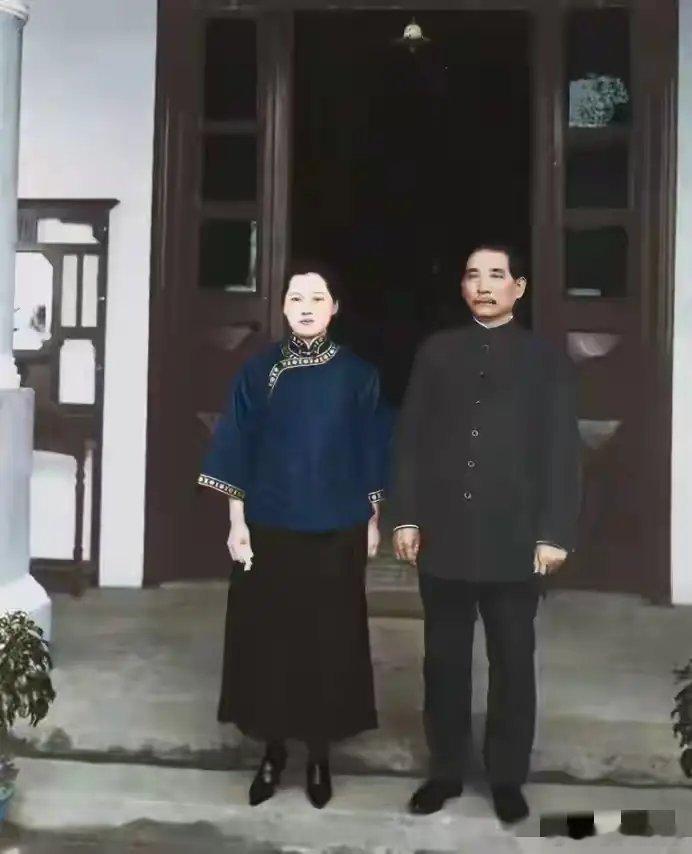 30岁宋庆龄和丈夫孙中山的真实样子，演员可演不出来，沉稳大气