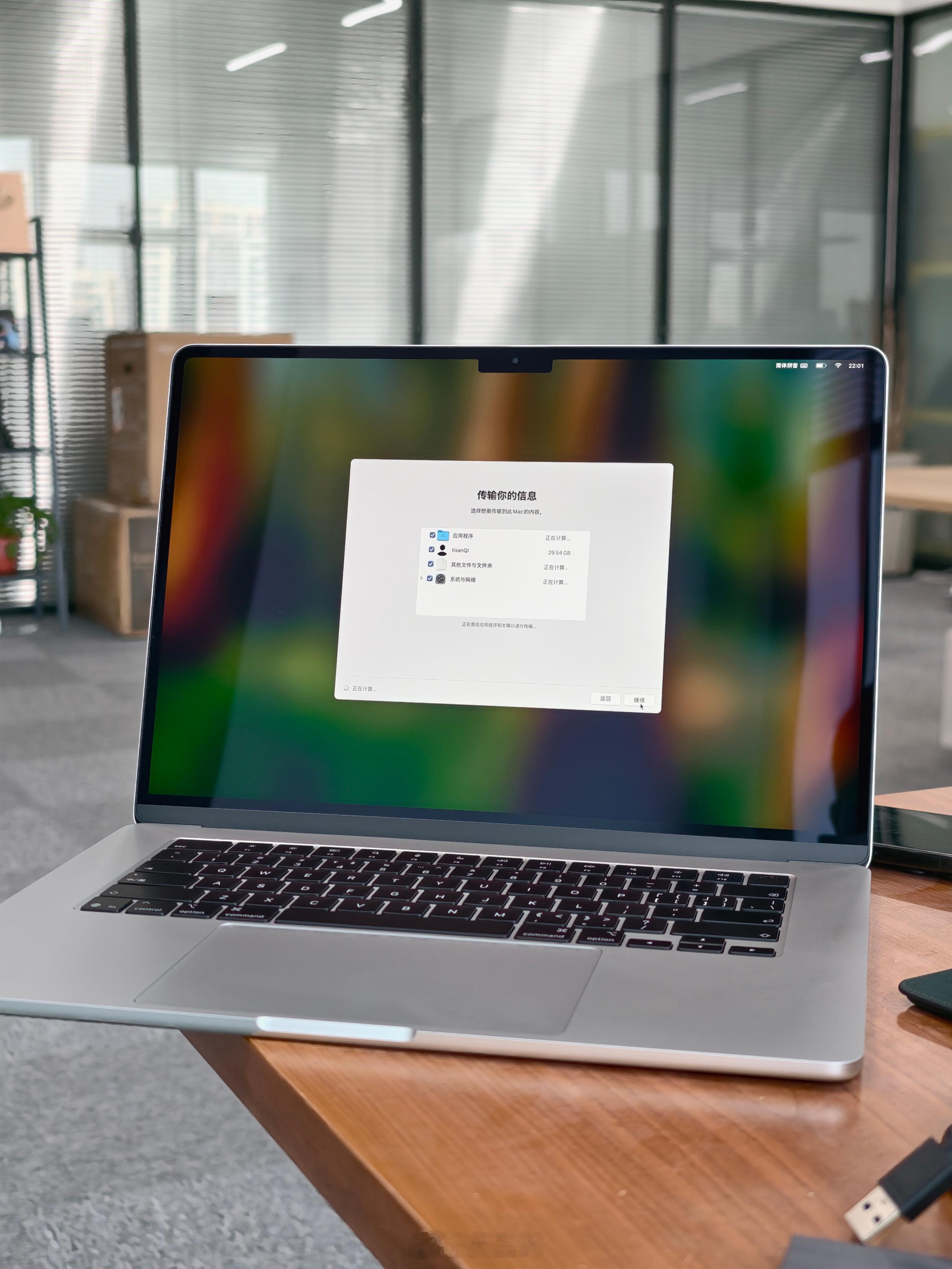 买了一台新电脑，算是帮库克清库存了。第一次用15寸的MacBook，好重[捂脸哭]