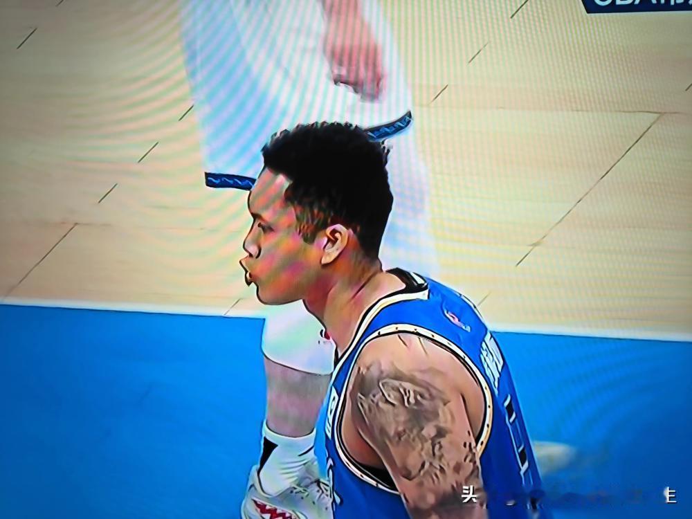 别看邱天只抢了1个篮板。我告诉你，这根本不是什么王者归来，这是对另一个顶薪球