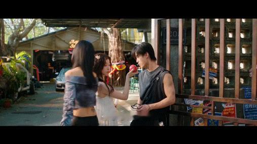 暧昧期咬一个苹果都像在接吻姜暮咬靳朝苹果🍎那一秒，我直接在床上扭成麻花！这哪是