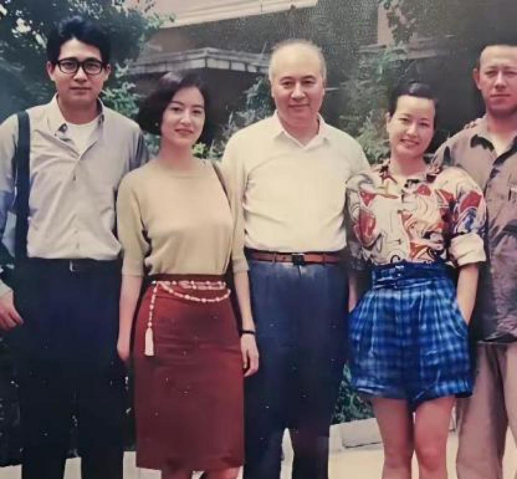 一张老照片：镜头中的林青霞眉若墨画，眸若秋水，唇若激丹，玉颜如春；背着包的秦汉气