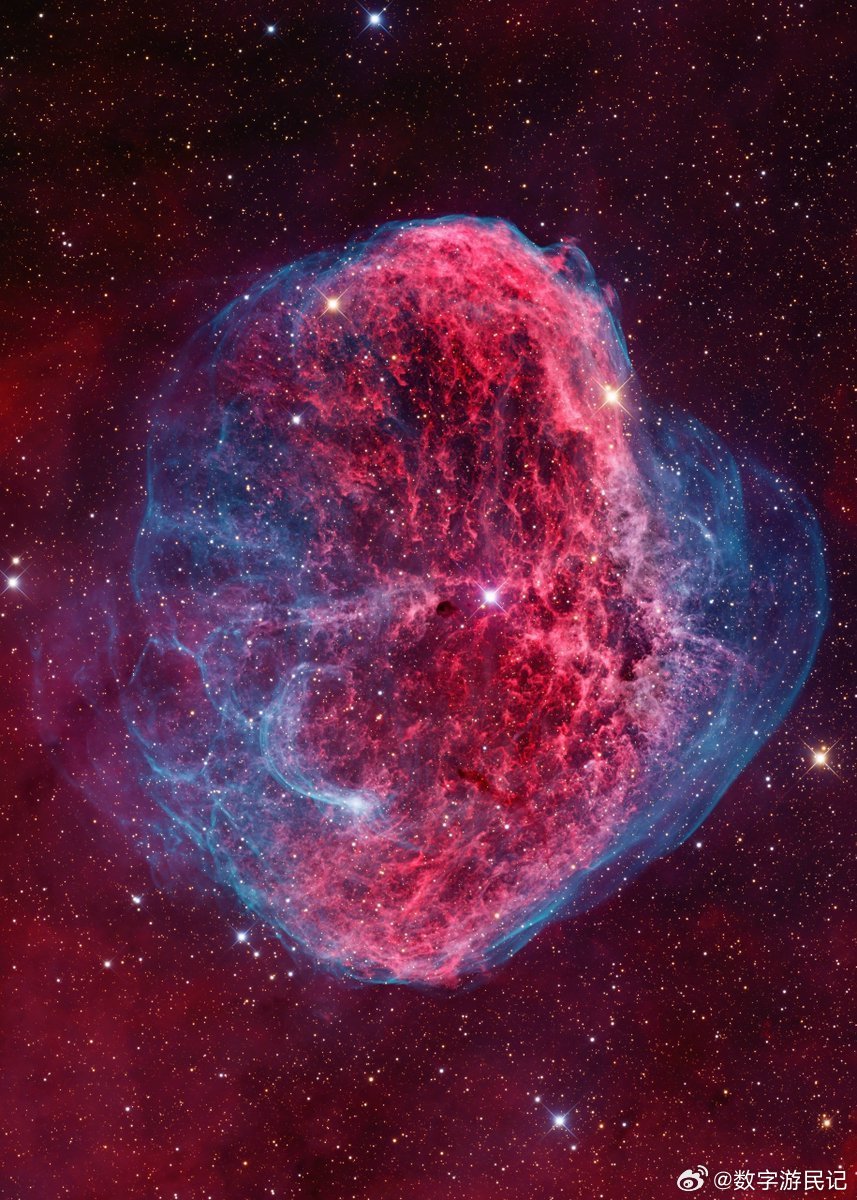 在天鹅座中，距离我们约5000光年远的地方，悬挂着一个宇宙新月——NGC688