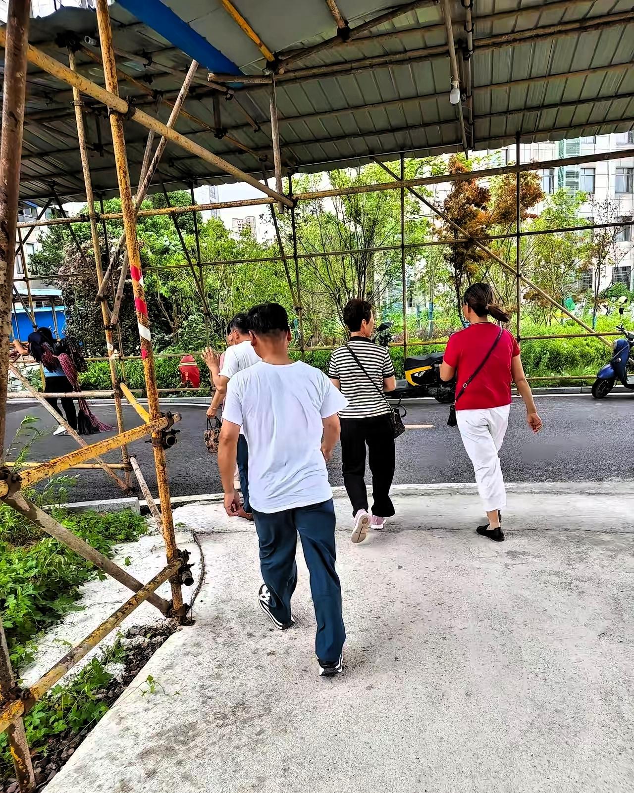 泪目!天津，单位一25岁小伙子上班时，同事突然发现他裤子上全是血，他自己却毫无知