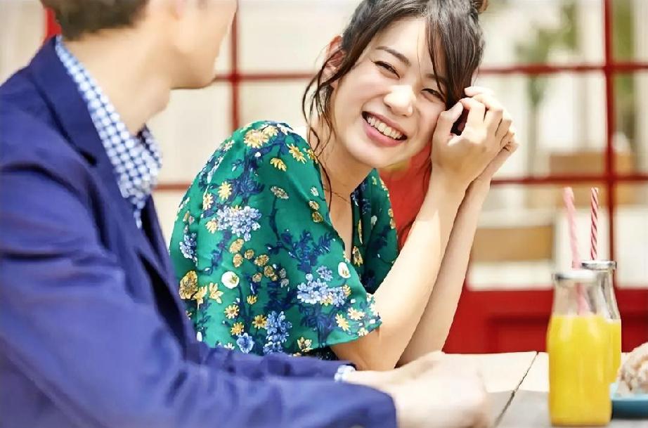 认识一对小夫妻，结婚一年了，小两口经常吵架。每次吵架后，女孩子就往娘家跑。娘