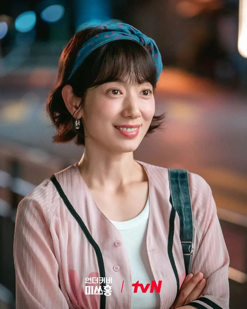 朴信惠眼睛断崖式衰老2026年，朴信惠因新剧《卧底洪小姐》中的状态引发全网热议