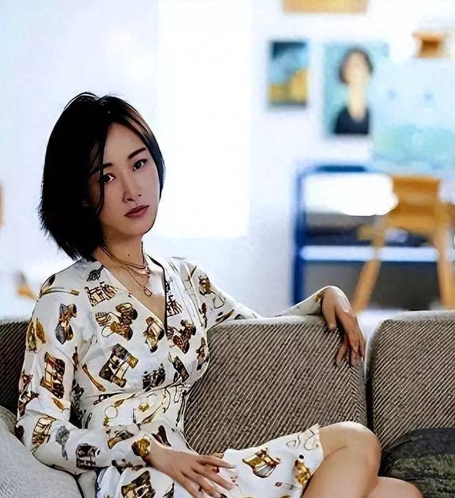 她是央视最风流女主播，把两个有妇之夫玩弄于股掌之间。2000年代末，她结识有妇