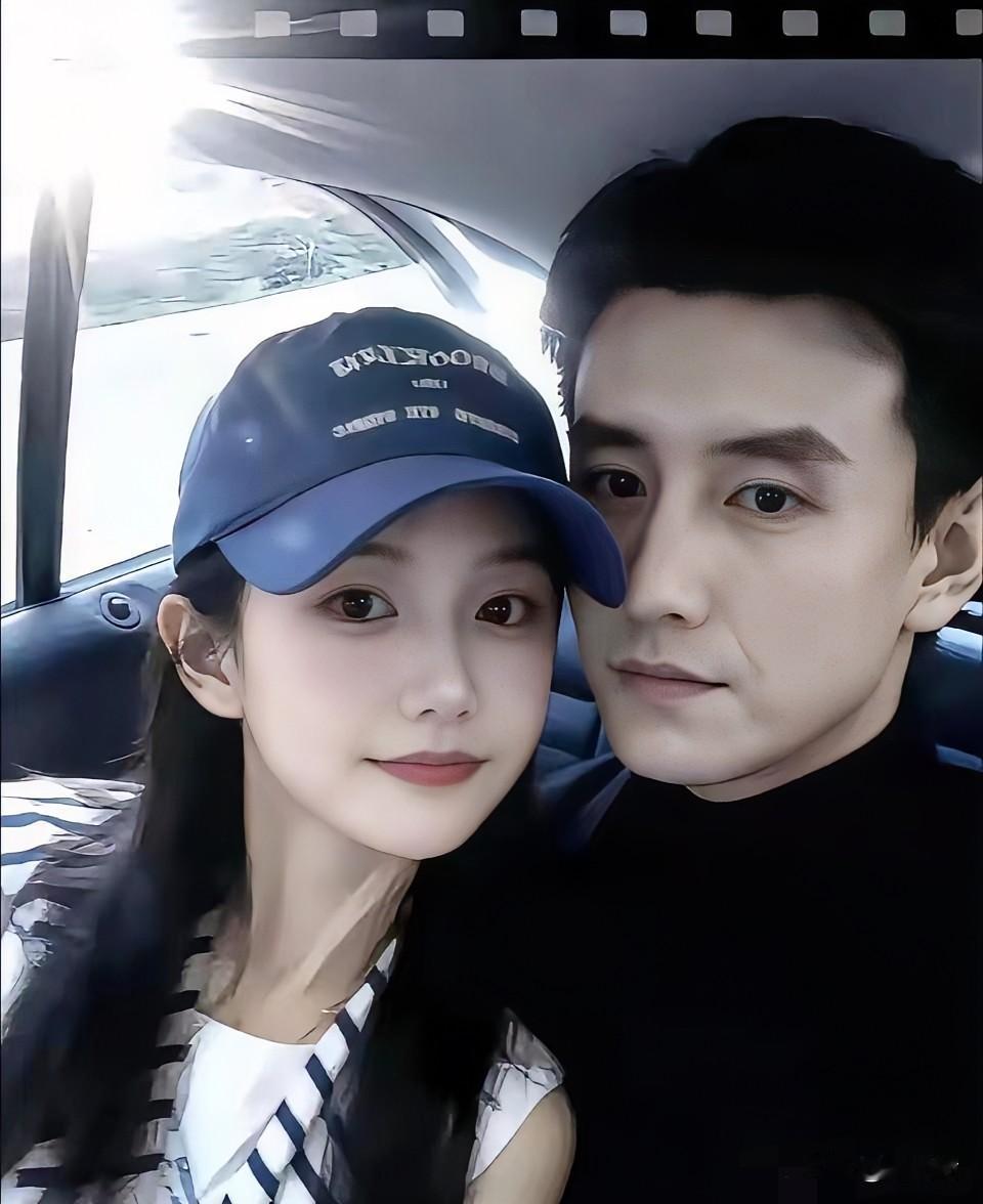 刚冲上热搜，他做的头件事就是把那个陪他蜷了八年地下隔间的女孩拽到聚光灯下。刘萧