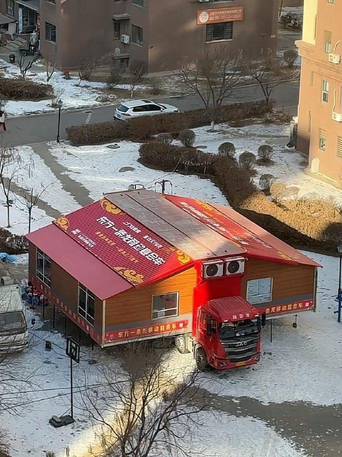 活久见！今天下楼扔垃圾，直接给我整不会了……😅见过房车，但真没见过直接把“整栋