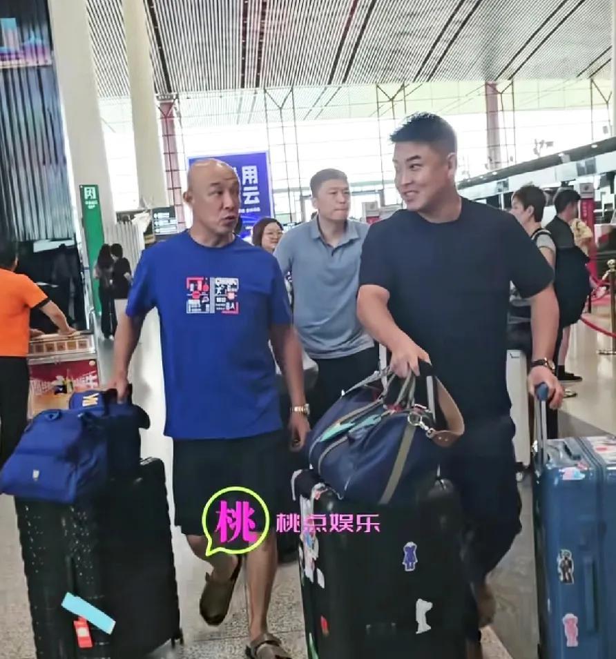 国乒出发瑞典大满贯，喜欢的教练都参加，看着他们有说有笑真好。国乒今日出发瑞