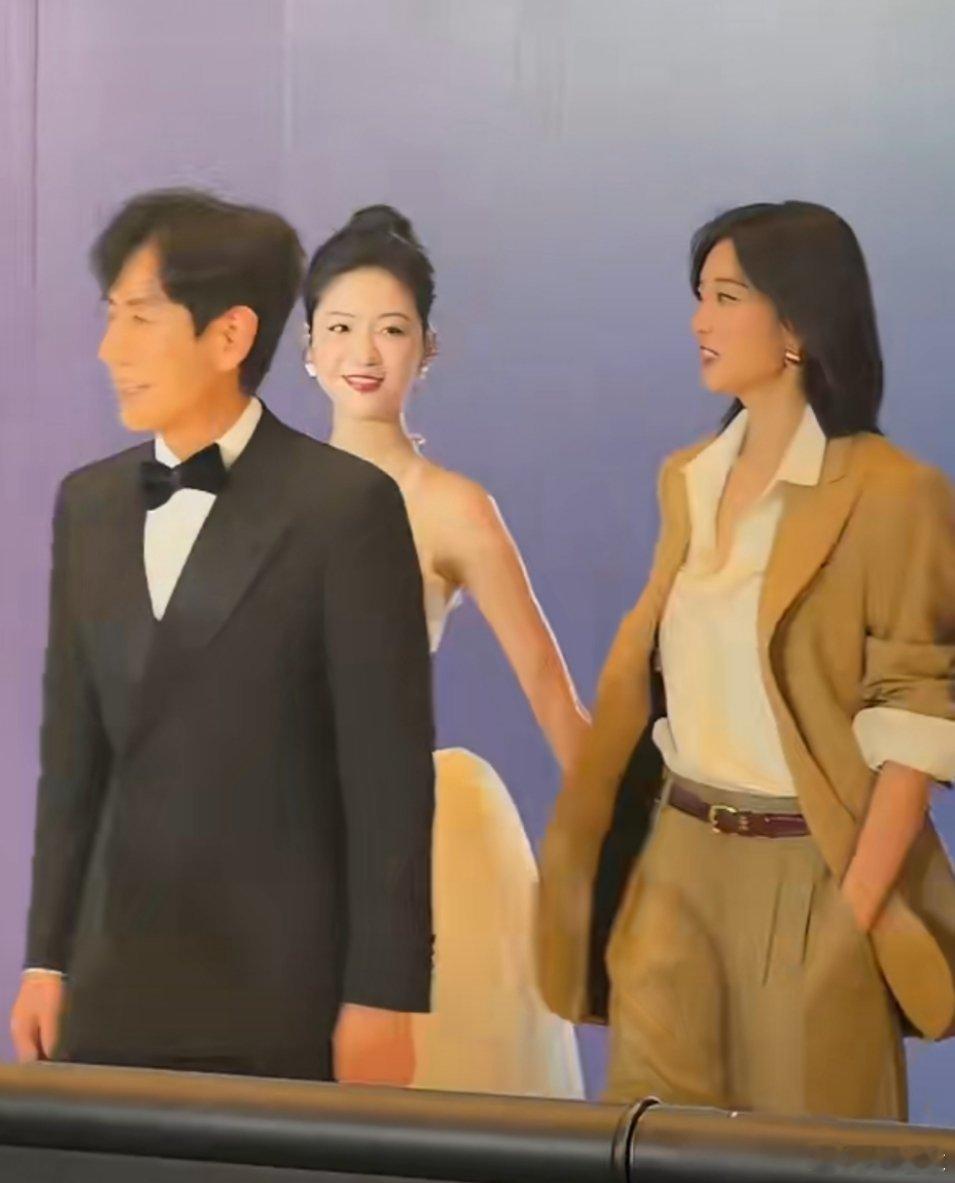 孙千向涵之磕到了美女真的喜欢跟美女玩，孙千和向涵之这手拉手也太好嗑了吧！十指