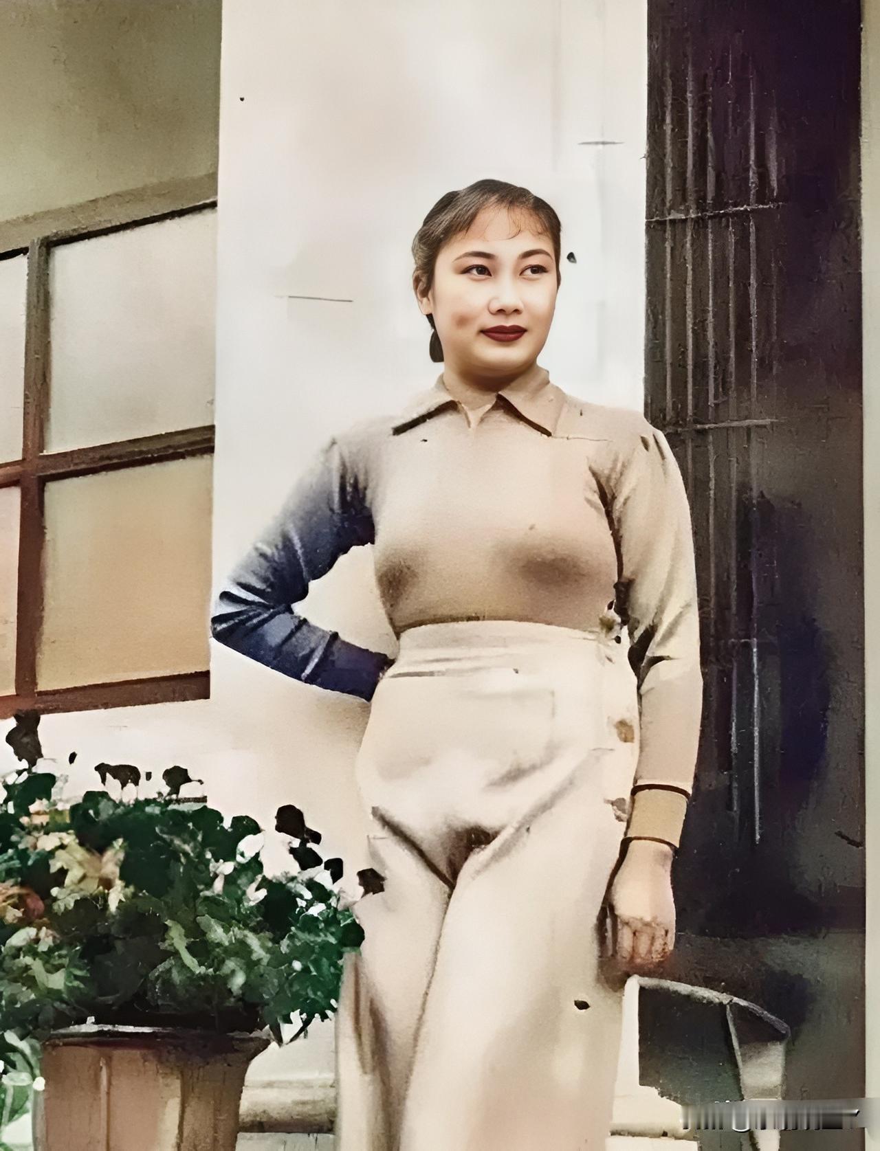 这是胡蝶年轻时候的一张老照片，拍摄于一九三三年的上海。彼时胡蝶二十五岁，都说胡蝶