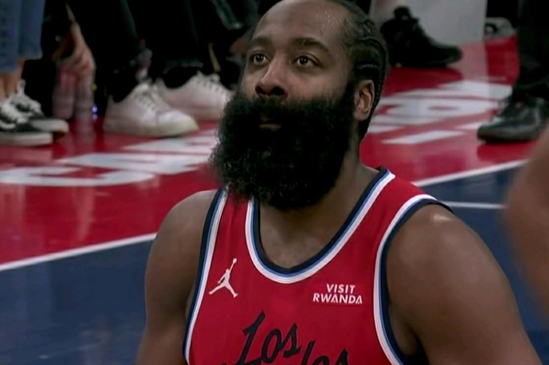 凭心而论：可能所有人都放弃了快船，只有哈登没有放弃快船！哈登末节连得18分再