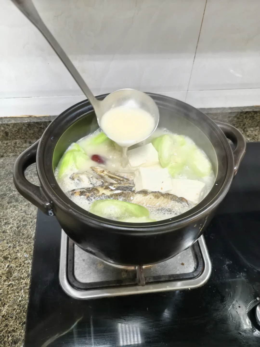 夏天吃丝瓜煮鱼汤，鲜到掉眉毛！
