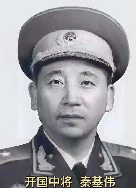 1936年，22岁的红军团长秦基伟被马家军俘虏，扮作伙夫藏身份。叛徒一声喊破：“