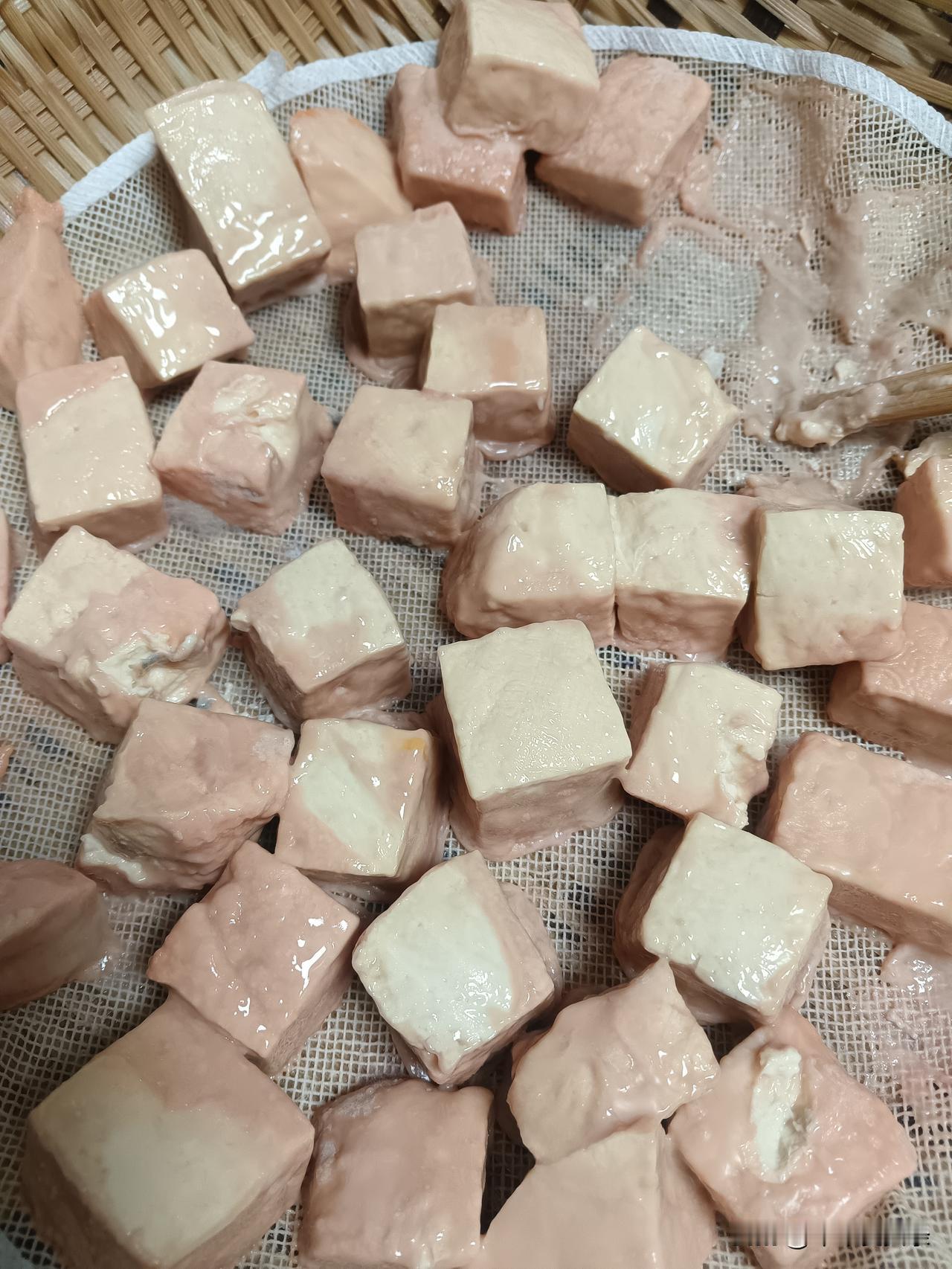 这是今年做的第3次香豆腐，今天把辣椒和佐料拌上，放几天之后就可以吃了。